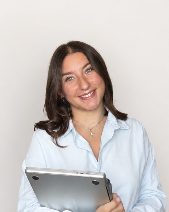 Portrait de Lisa, graphiste designer freelance